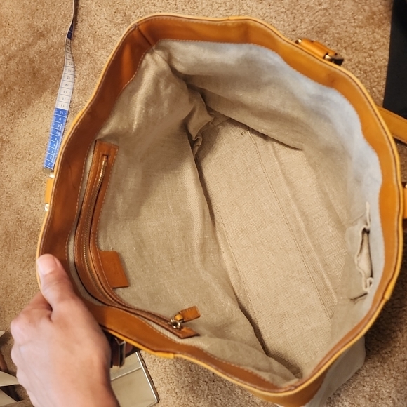 Gucci Crest Tote - Picture 9 of 16